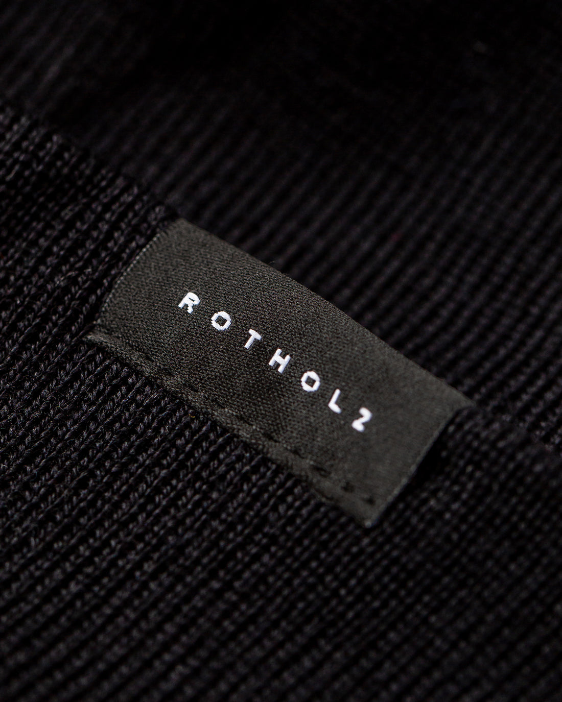 ROTHOLZ - Cropped Ribbed Beanie Merino Wool Soft Black - WERTE FREUNDE