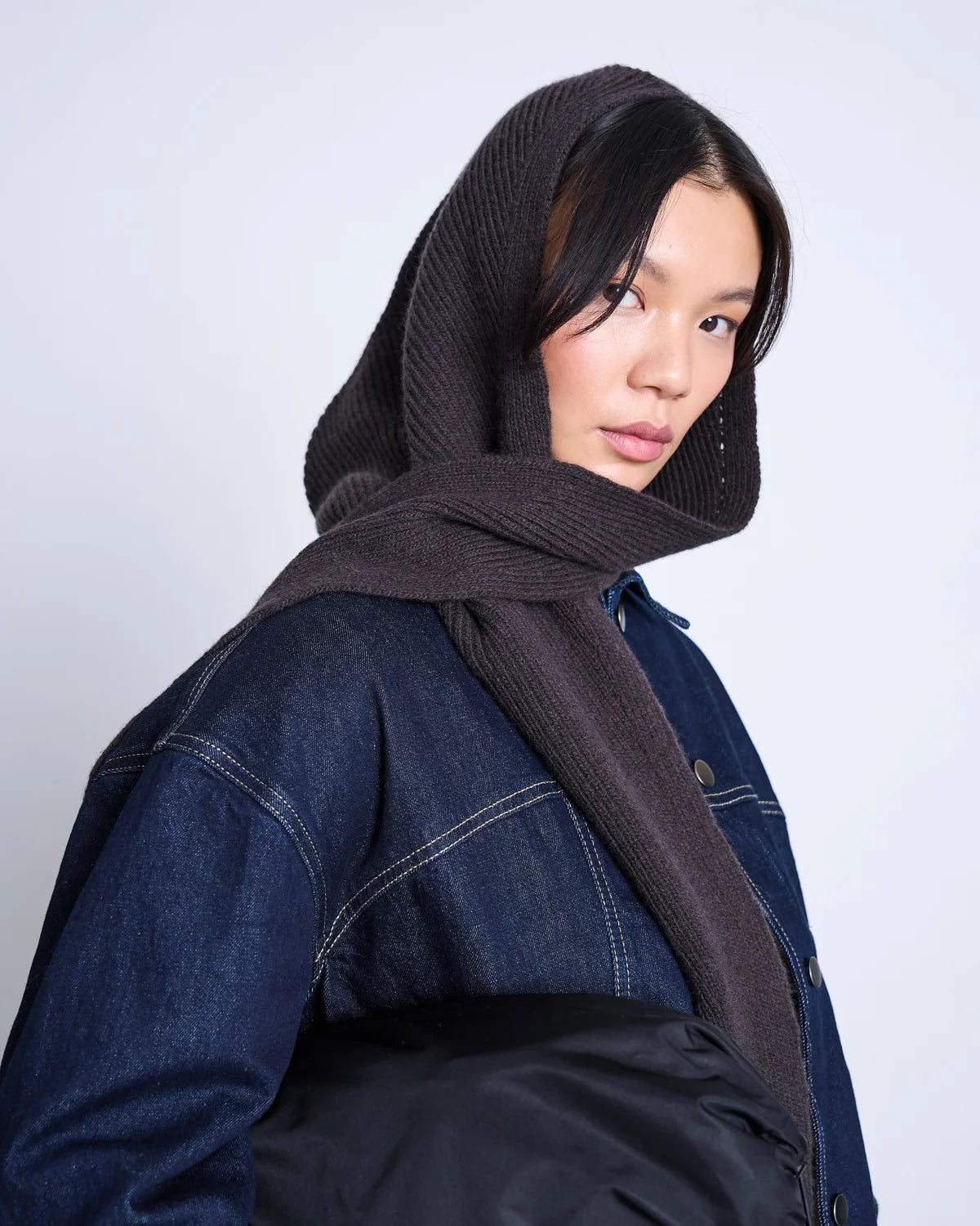 JAN N JUNE - NIRA LAMBSWOOL HOODED SCARF zartbitter