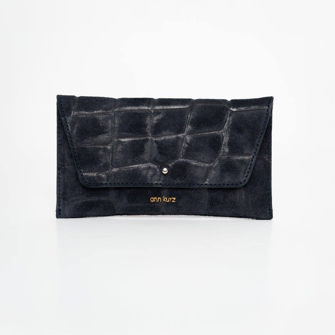 ann kurz - MINI ENVELOPE CROCO SUEDE DARK BLUE