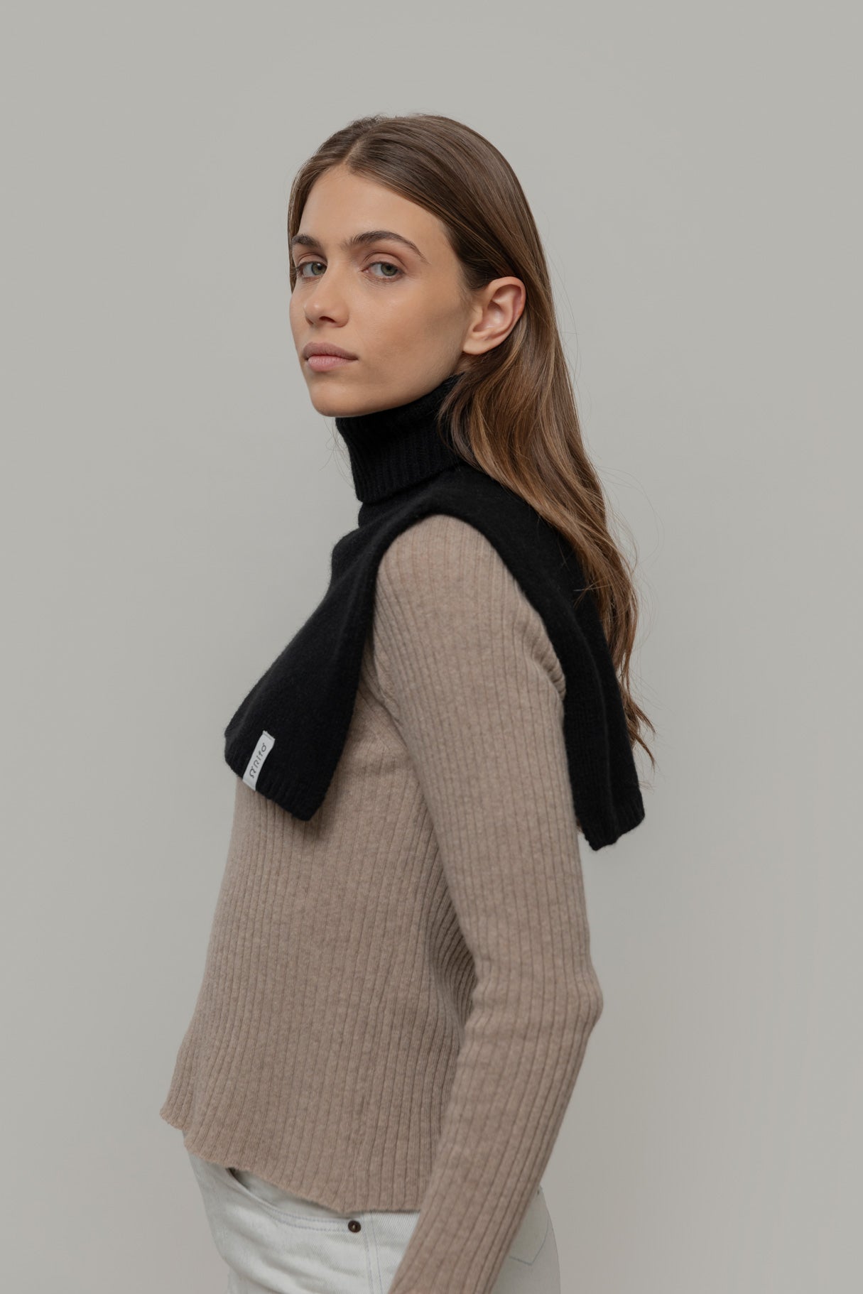 Rifo - Tobia Cashmere Neckwarmer Black
Ardesia - WERTE FREUNDE