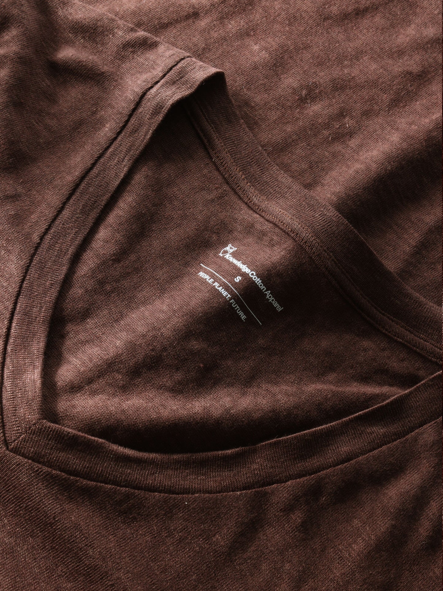 KCA - Linen v-neck t-shirt Shaved Chocolate - WERTE FREUNDE