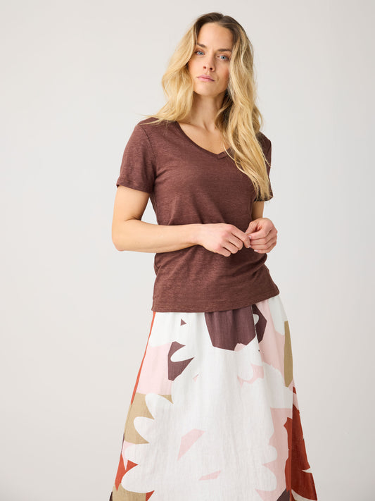 KCA - Linen v-neck t-shirt Shaved Chocolate - WERTE FREUNDE