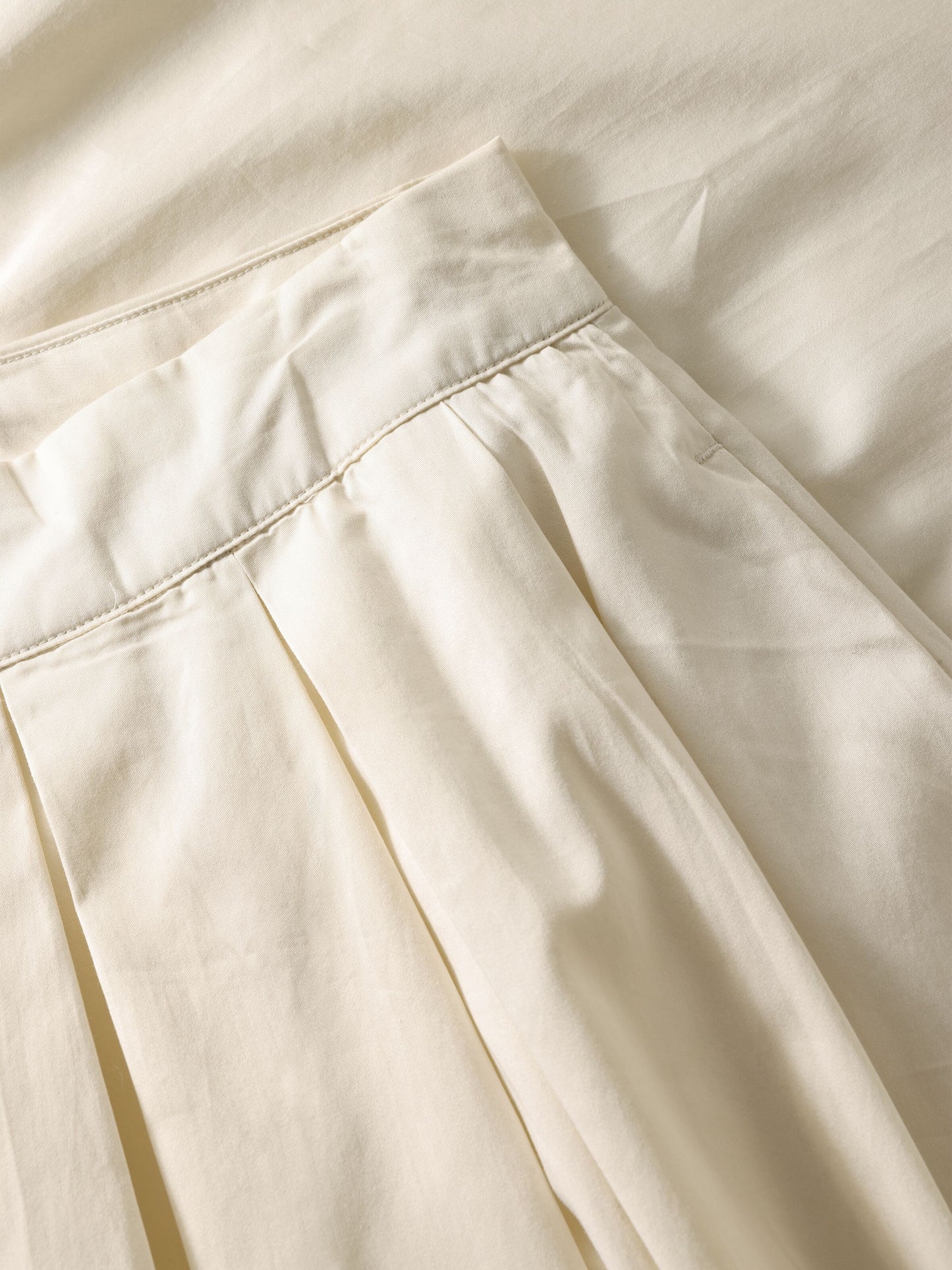 KCA - Satin pleat skirt Egret - WERTE FREUNDE