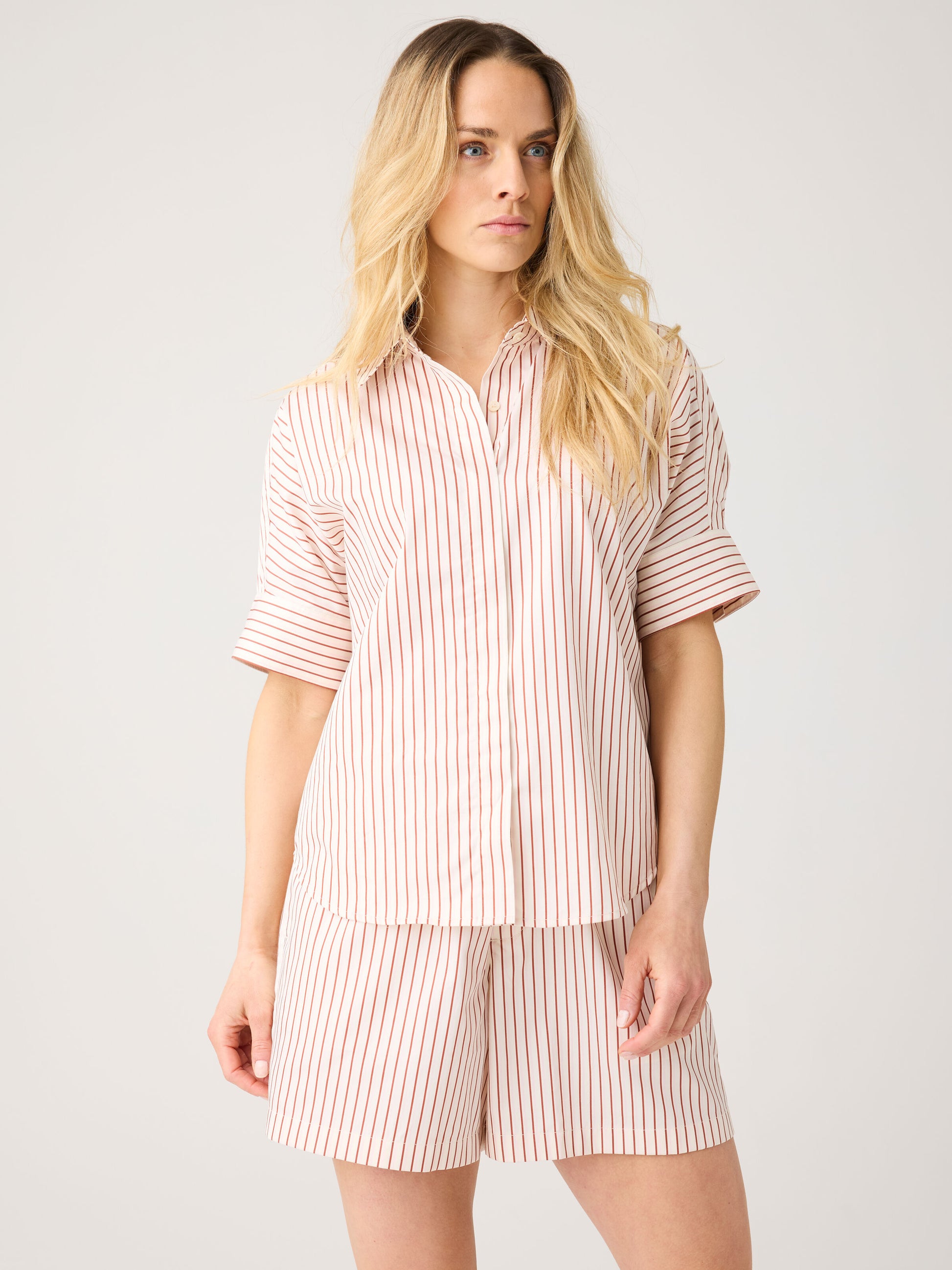 KCA - Islet regular satin short sleeve shirt Red Stripe - WERTE FREUNDE