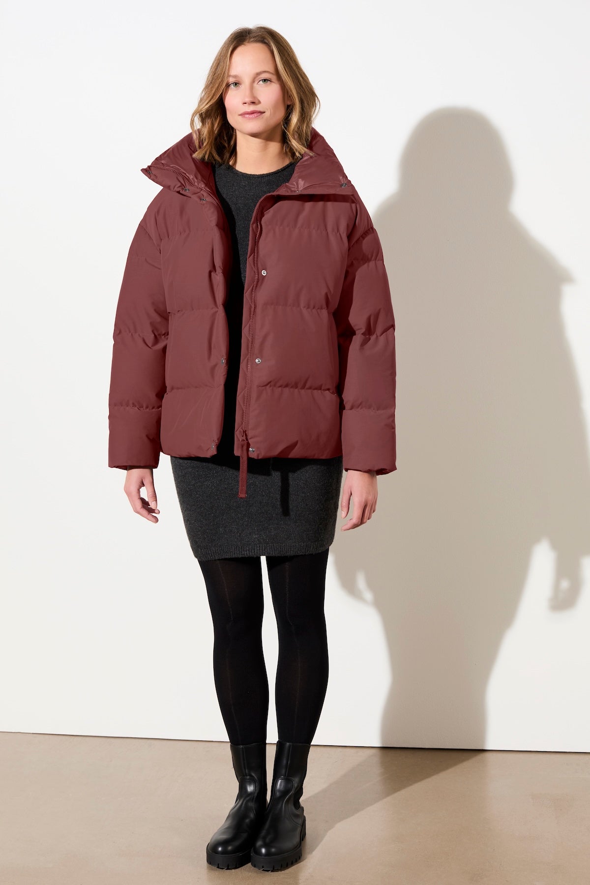 LangerChen - Gesteppte Jacke aus Eco Daune mit Stehkragen burgundy