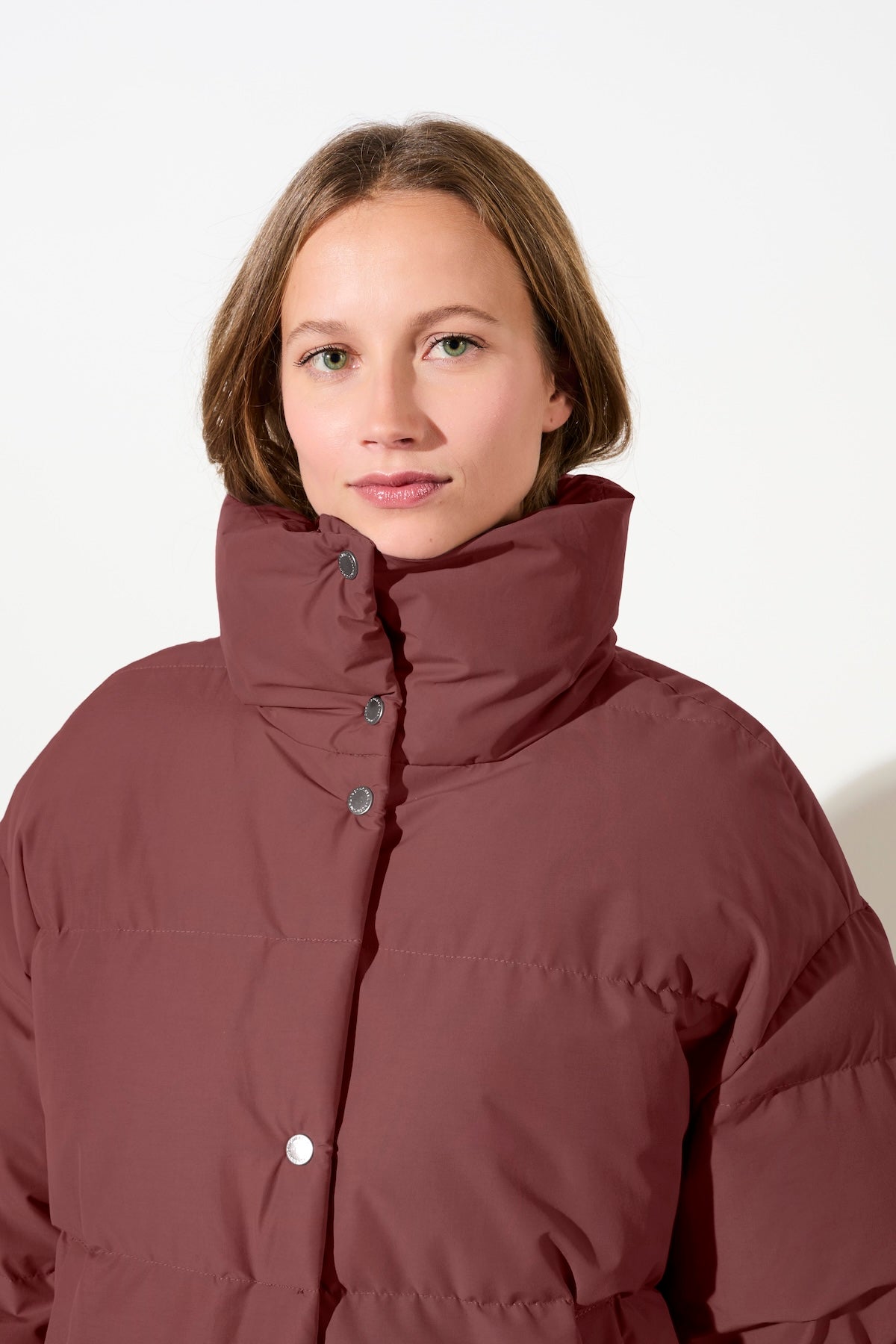 LangerChen - Gesteppte Jacke aus Eco Daune mit Stehkragen burgundy