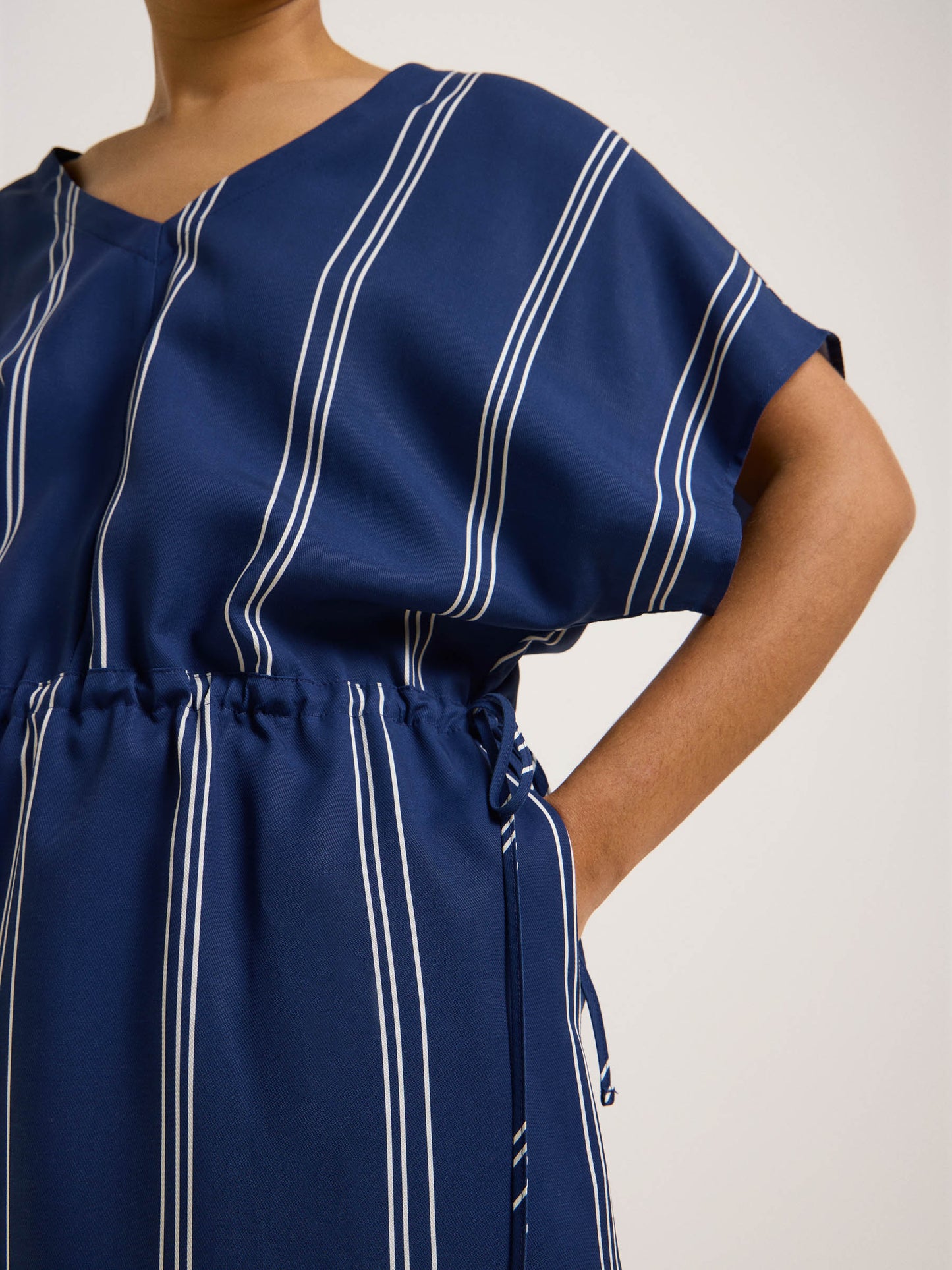 LANIUS - Kleid mit V-Ausschnitt print stripe night blue