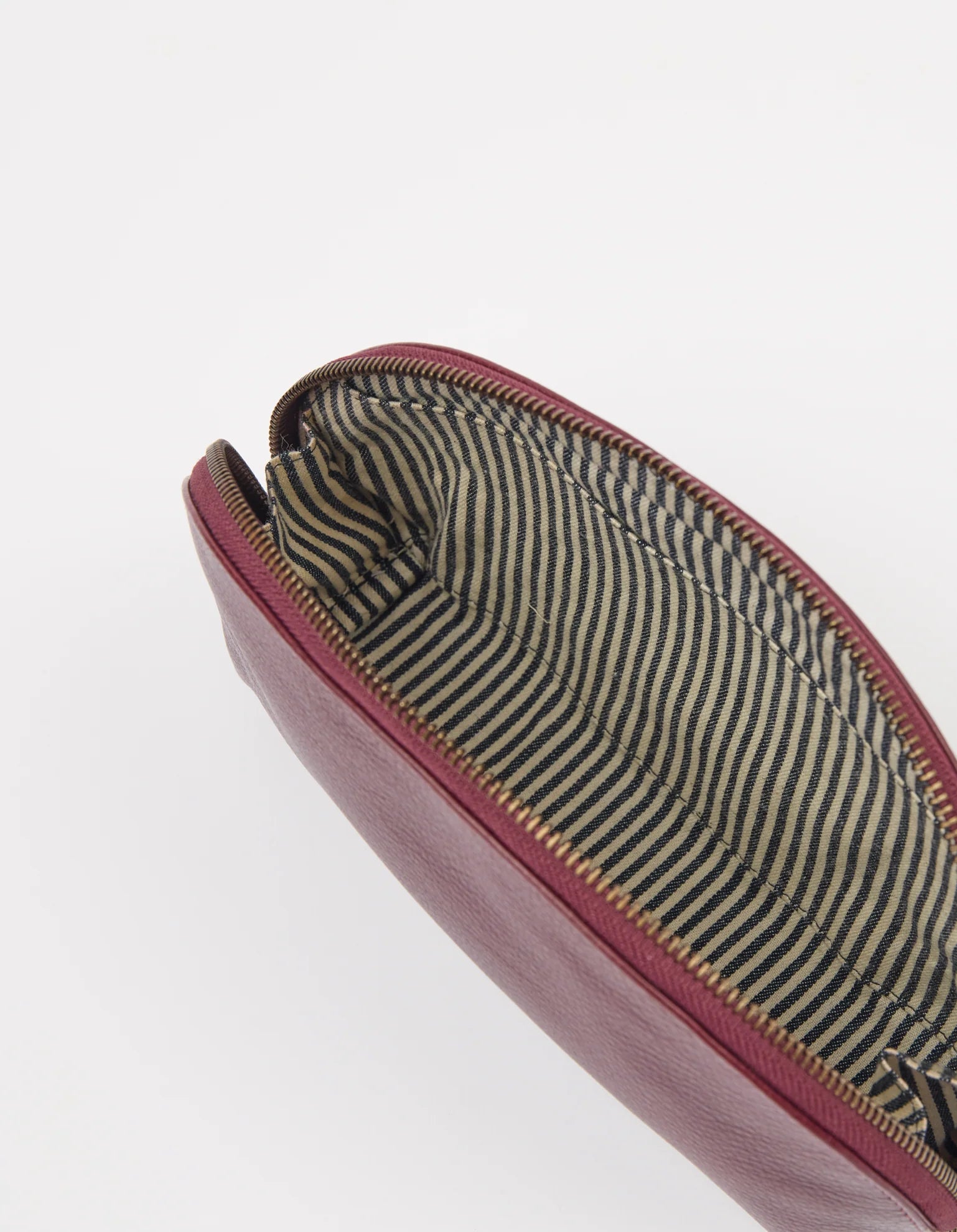 O MY BAG - Make up Case Medium - Dark Cherry Soft Grain - WERTE FREUNDE