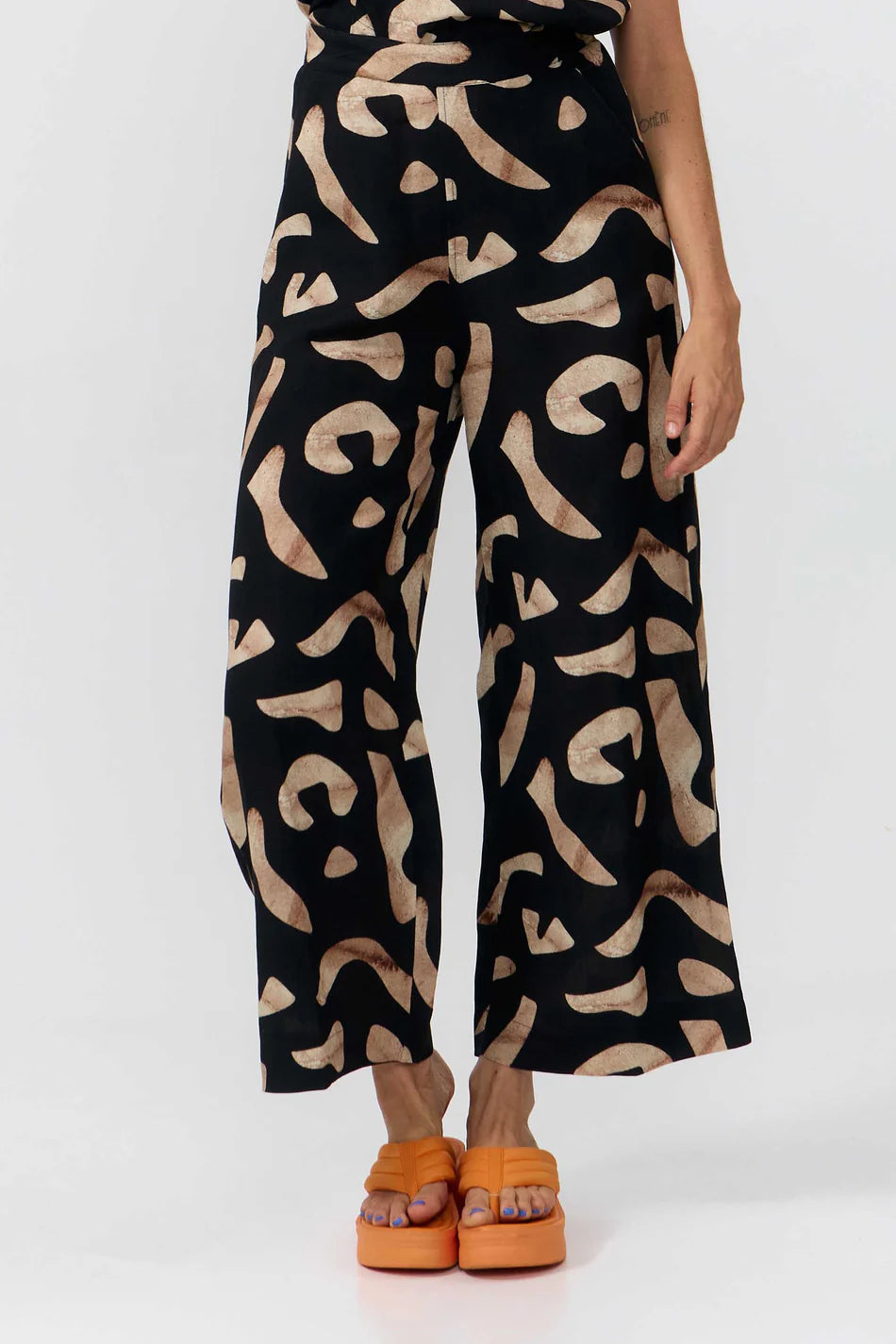Suite 13 - HATTA PANTS PRINT STONES BLACK - WERTE FREUNDE