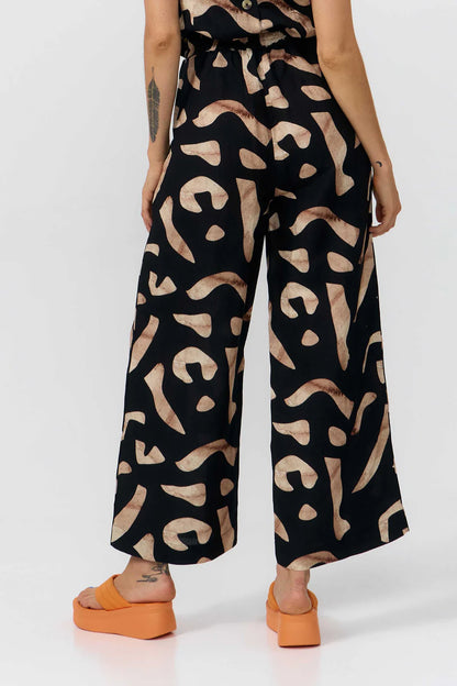 Suite 13 - HATTA PANTS PRINT STONES BLACK - WERTE FREUNDE