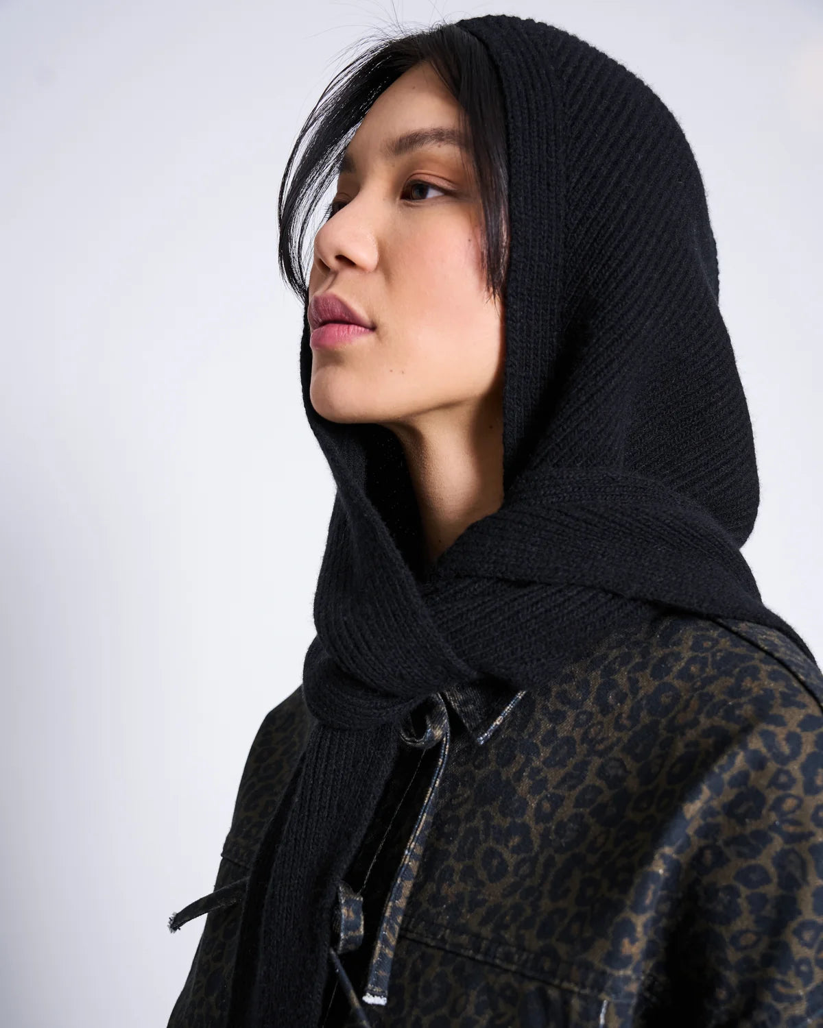 JAN N JUNE - NIRA LAMBSWOOL HOODED SCARF black