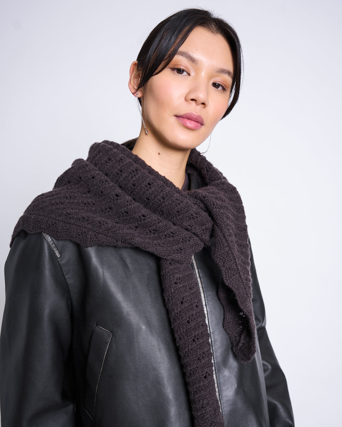 JAN N JUNE - ELVA LAMBSWOOL TRIANGLE SCARF zartbitter