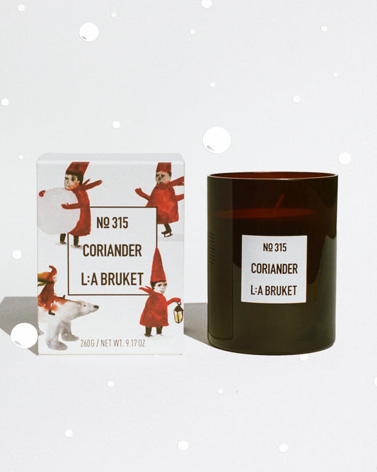LA BRUKET - CANDLE CORIANDER + CHRISMAS SLEEVE 2026 260g