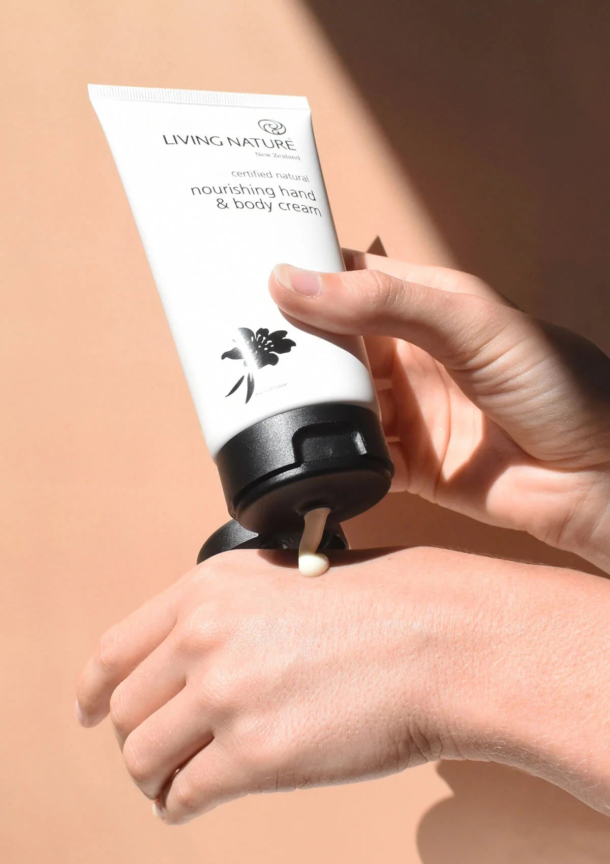 Living Nature - NOURISHING HAND & BODY CREAM 150ml - WERTE FREUNDE