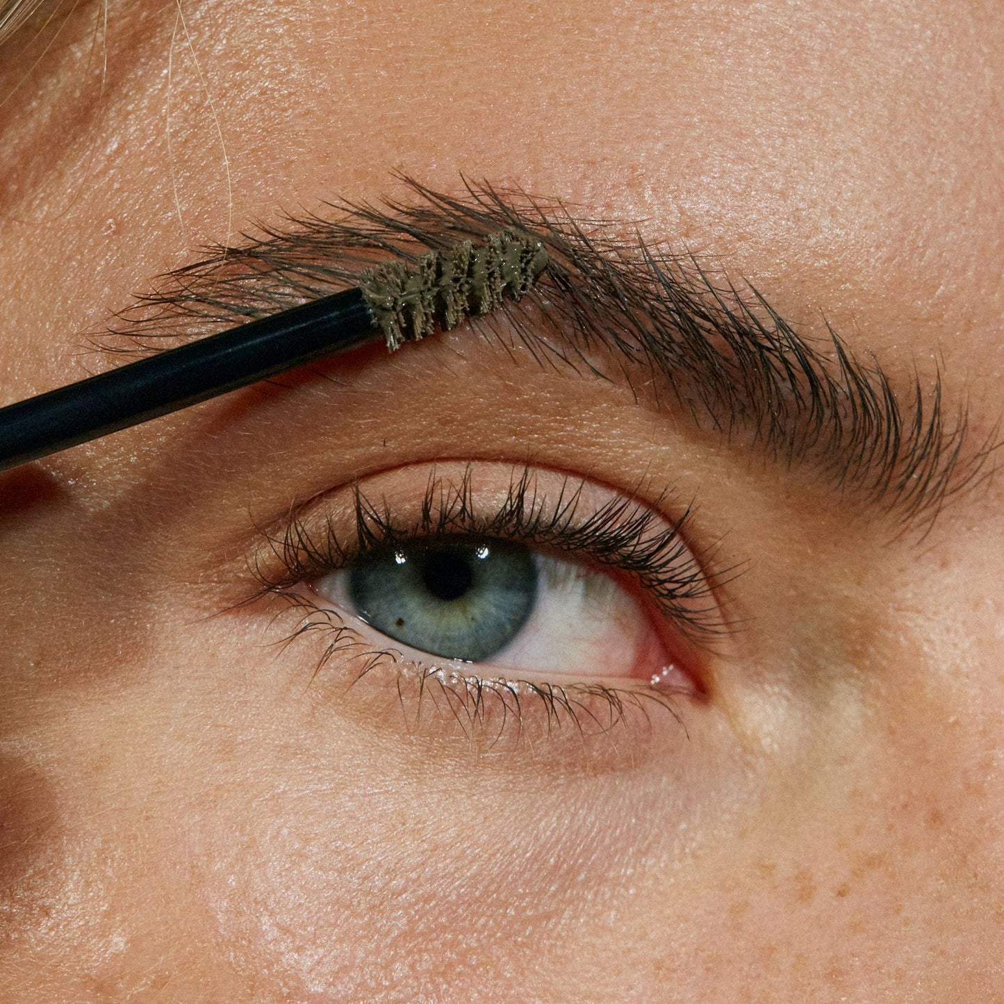 MADARA - GROW & FIX Tinted Brow Gel 4,25ml - WERTE FREUNDE