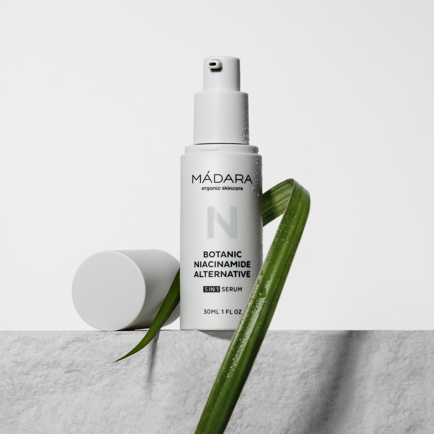 MADARA - Botanic Niacinamide Alternative 5-in-1 Serum 30 ml - WERTE FREUNDE