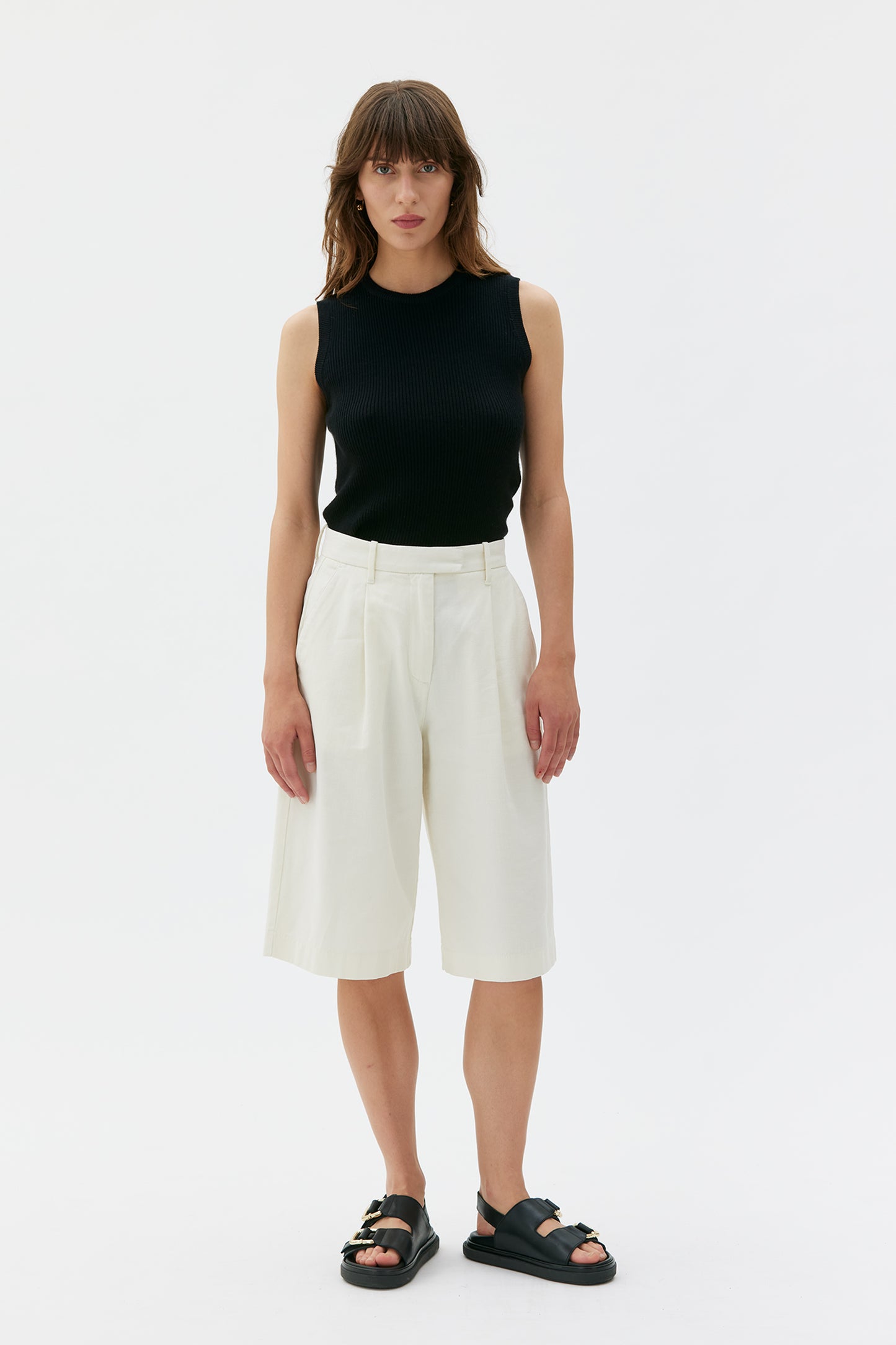 MASKA - Aura - Pleated shorts in character cotton twill Off white - WERTE FREUNDE