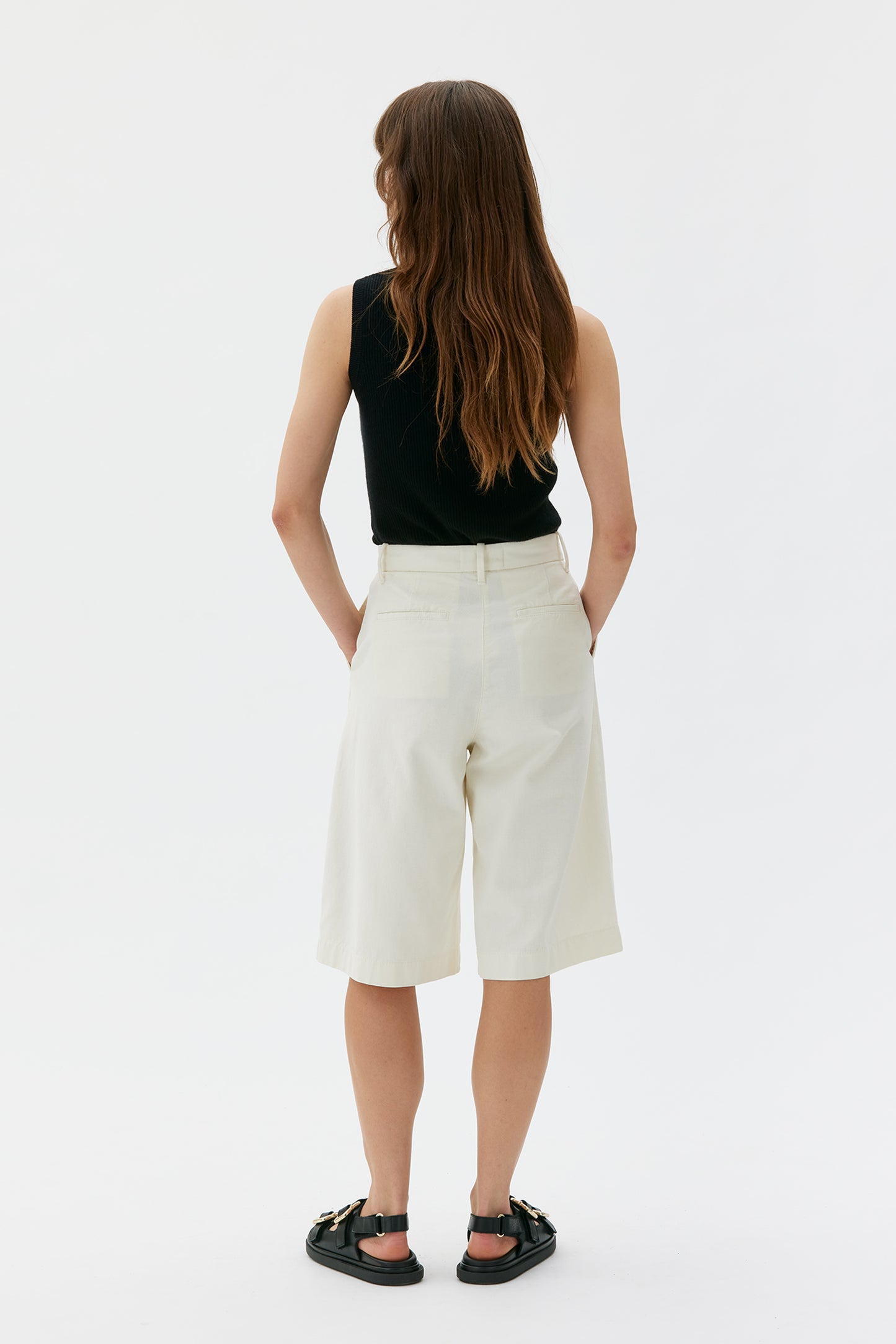 MASKA - Aura - Pleated shorts in character cotton twill Off white - WERTE FREUNDE