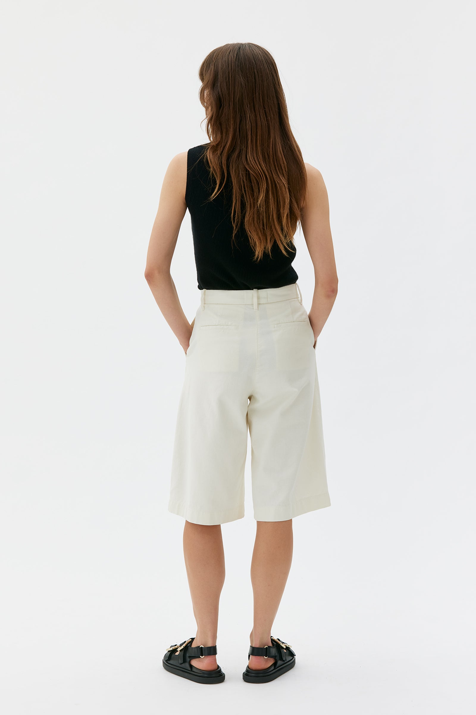 MASKA - Aura - Pleated shorts in character cotton twill Off white - WERTE FREUNDE