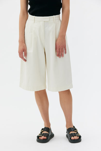 MASKA - Aura - Pleated shorts in character cotton twill Off white - WERTE FREUNDE