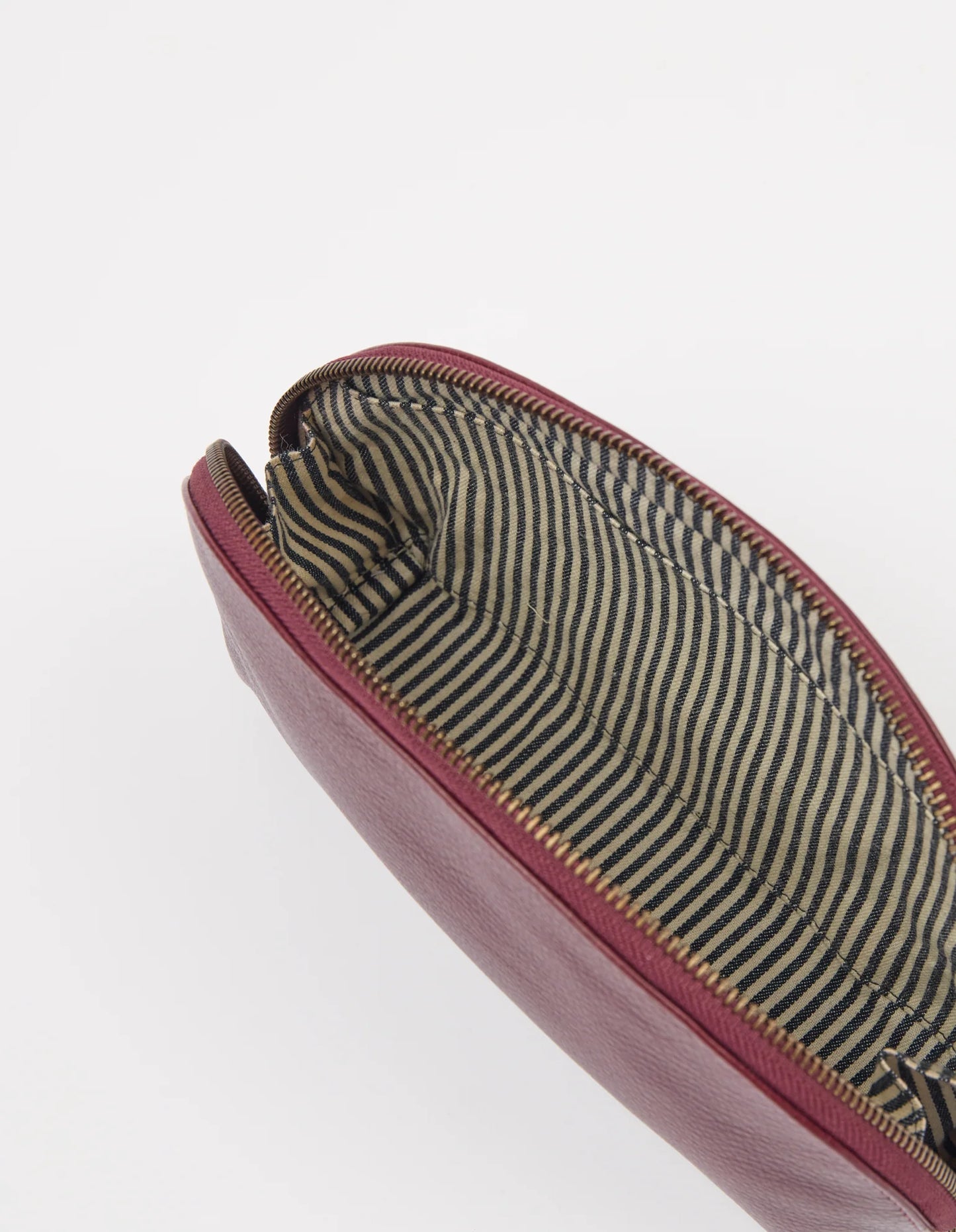 O MY BAG - Make up Case Medium - Dark Cherry Soft Grain - WERTE FREUNDE