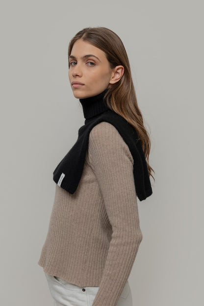 Rifo - Tobia Cashmere Neckwarmer Black
Ardesia - WERTE FREUNDE