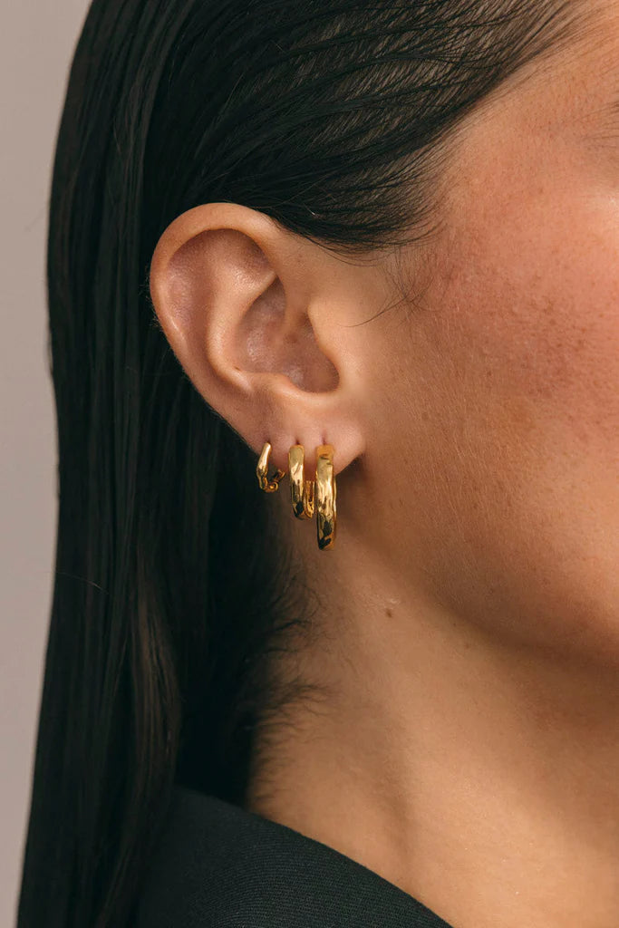 WILDTHINGS - Hammered Huggie 15mm 1 Paar - WERTE FREUNDE