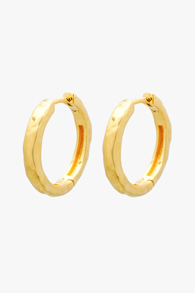 WILDTHINGS - Hammered Huggie Gold plated 1 Paar - WERTE FREUNDE