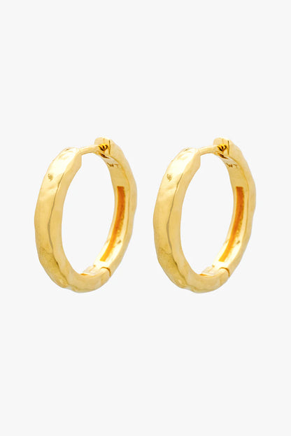 WILDTHINGS - Hammered Huggie Gold plated 1 Paar - WERTE FREUNDE