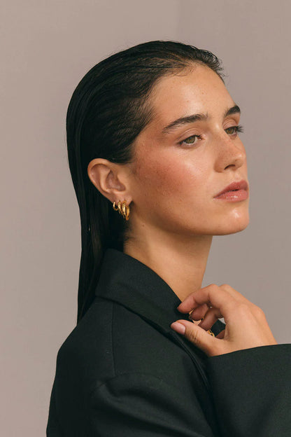 WILDTHINGS - Hammered Huggie Gold plated 1 Paar - WERTE FREUNDE