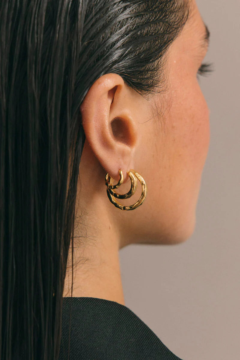 WILDTHINGS - Hammered Huggie Gold plated 1 Paar - WERTE FREUNDE