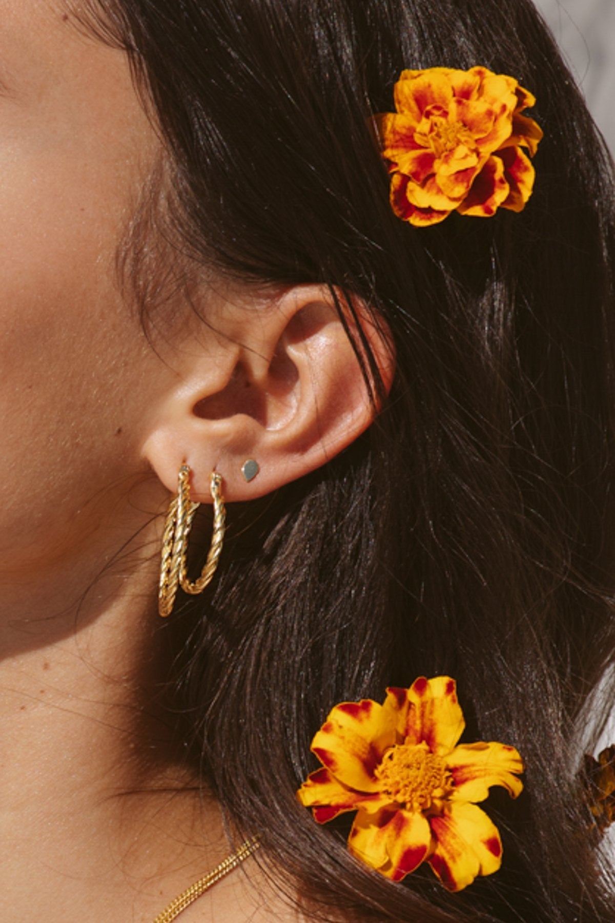 WILDTHINGS - Small twisted hoop earring gold plated 23mm 1 St. - WERTE FREUNDE