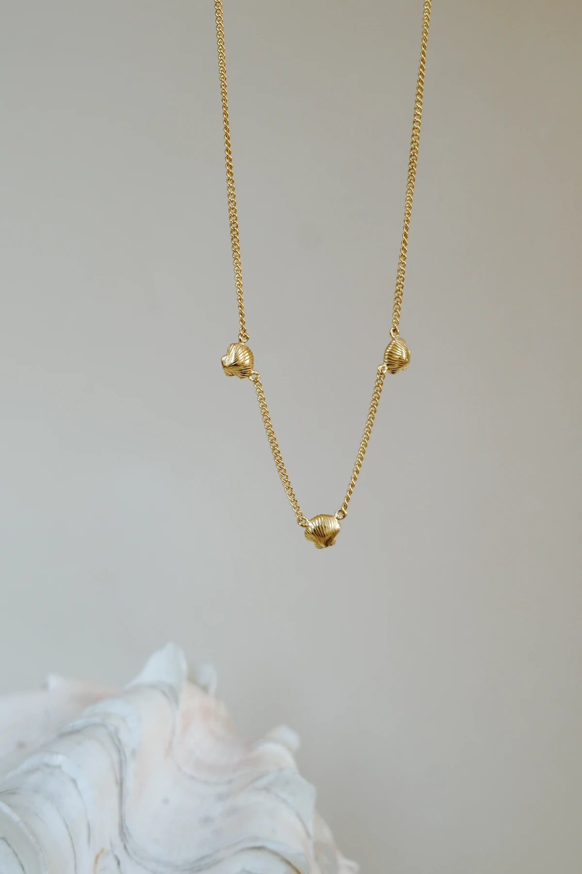 WILDTHINGS - Shell necklace gold plated